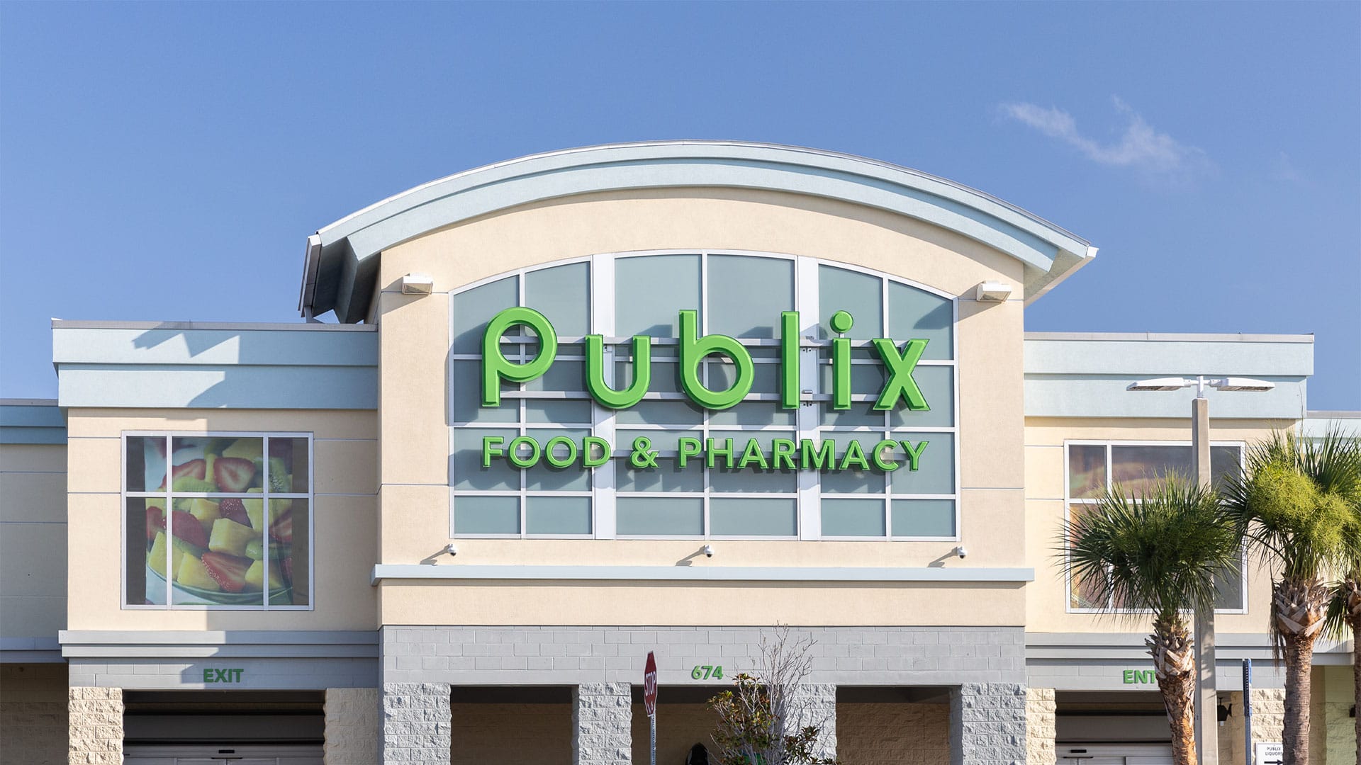 Entrance to the Publix food and pharmacy shop